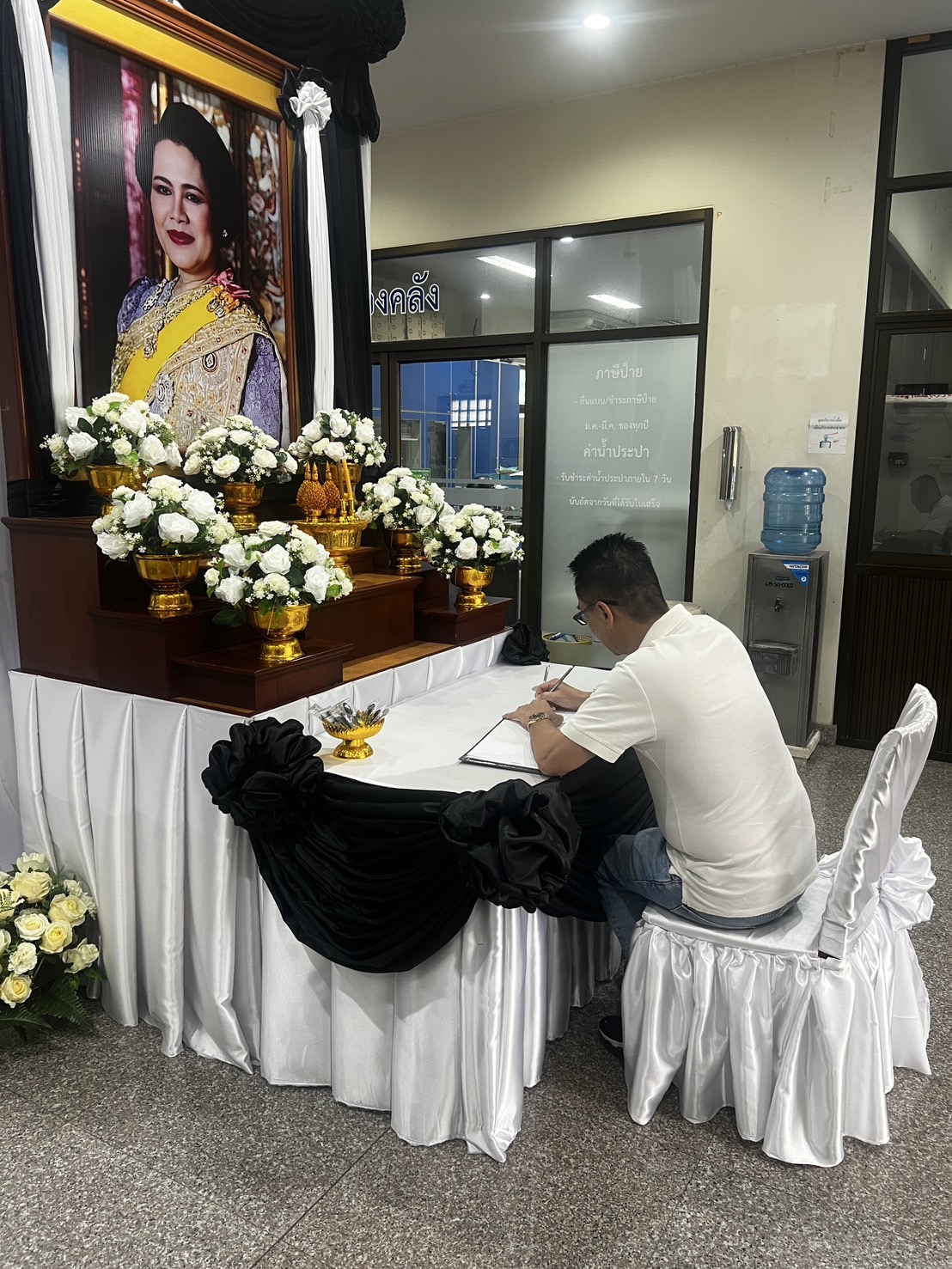 วันที่ 11 พฤศจิกายน 2568 องค์การบริหารส่วนตำบลท่าไม้ ได้จัดโต๊ะลงนามถวายความอาลัยแด่สมเด็จพระนางเจ้าสิริกิติ์ พระบรมราชินีนาถ พระบรมราชชนนีพันปีหลวง เพื่อเปิดโอกาสให้ประชาชนที่เดินทางมาติดต่อราชการ ร่วมลงนามแสดงความจงรักภักดี และสำนึกในพระมหากรุณาธิคุณอันหาที่สุดมิได้  ณ บริเวณชั้น 1 อาคารสำนักงานองค์การบริหารส่วนตำบลท่าไม้