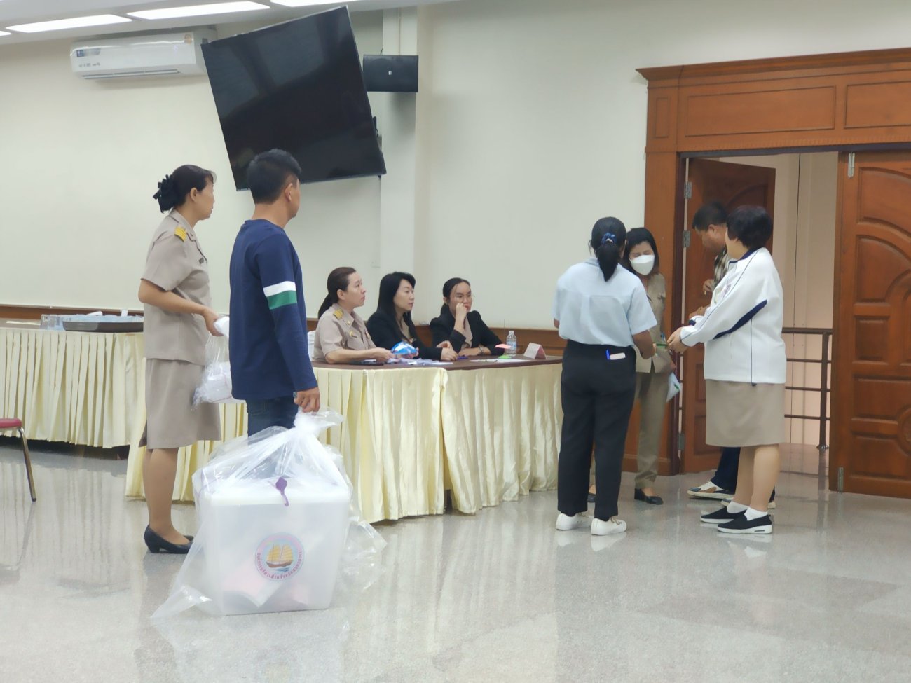 วันอาทิตย์ที่ 11 มกราคม 2569  ภาพบรรยากาศการส่งมอบหีบ บัตรเลือกตั้ง อุปกรณ์ต่างๆ และผลคะแนนการเลือกตั้งสมาชิกสภาองค์การบริหารส่วนตำบลท่าไม้ และนายกองค์การบริหารส่วนตำบลท่าไม้ ทั้ง 17 หน่วยเลือกตั้ง  ณ ห้องประชุม ชั้น 3 องค์การบริหารส่วนตำบลท่าไม้