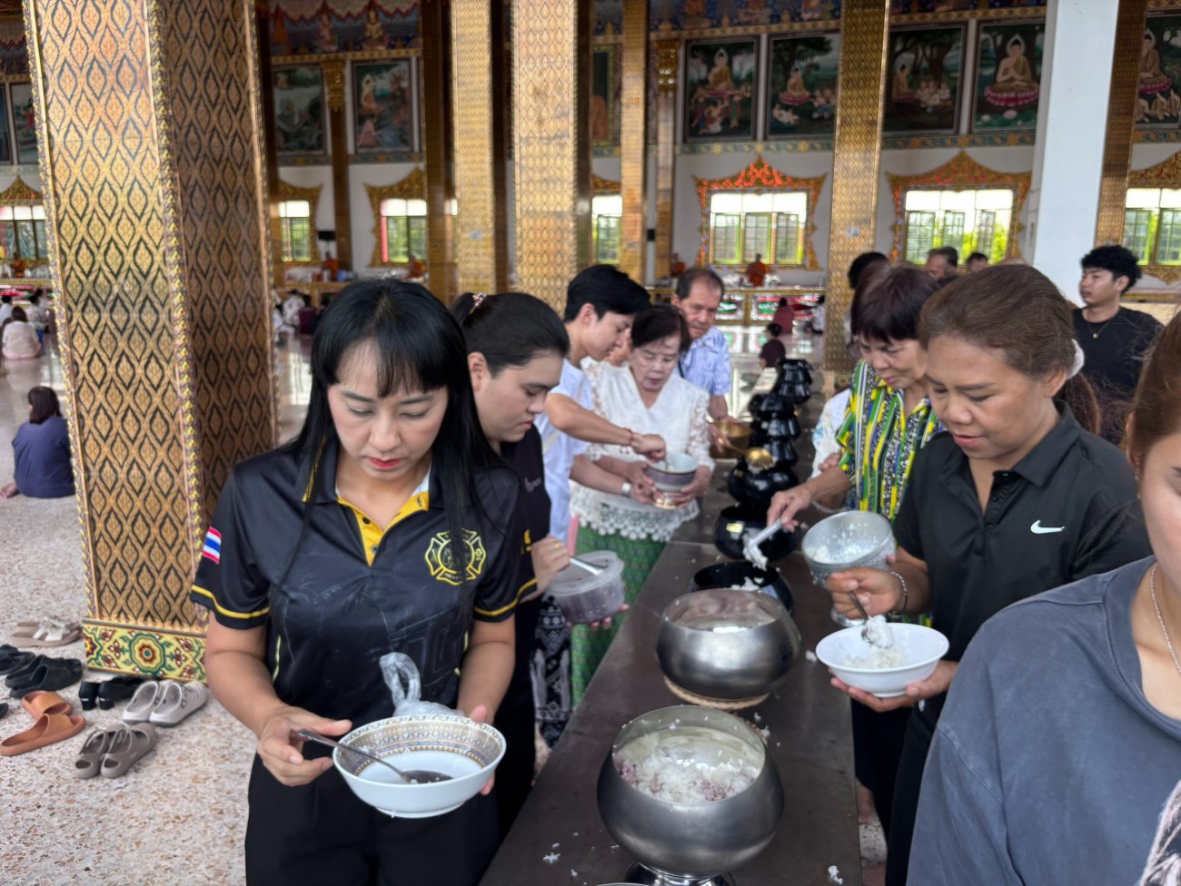 อบต.ท่าไม้ ร่วมใจ “หิ้วปิ่นโตเข้าวัด” สืบสานวิถีพุทธ เสริมสิริมงคล ณ วัดนางสาว