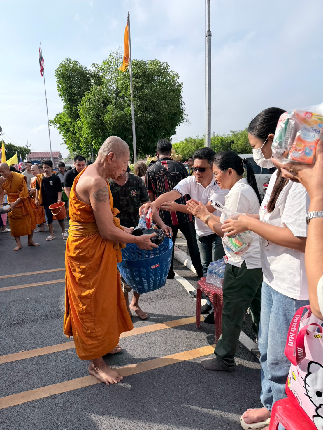 สืบสานประเพณีไทย อิ่มบุญ อิ่มใจ ในวันออกพรรษา